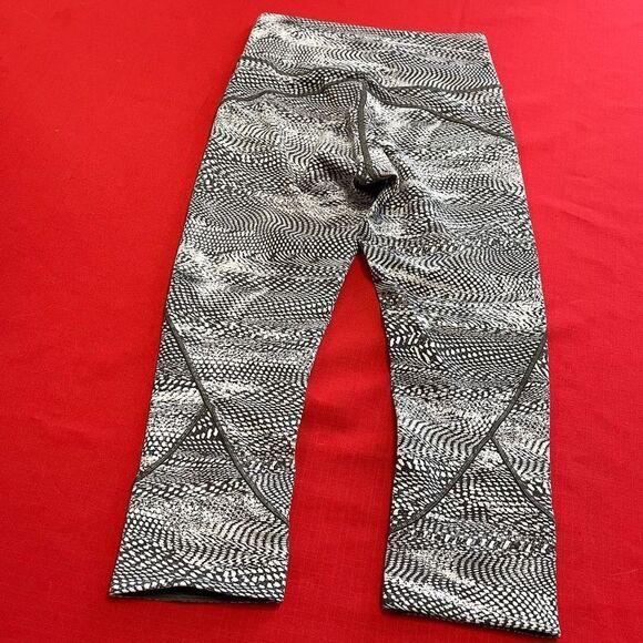 Lululemon Movement Crop Everlux Pants Vapor Gray Leggings Size 6 - Picture 8 of 9
